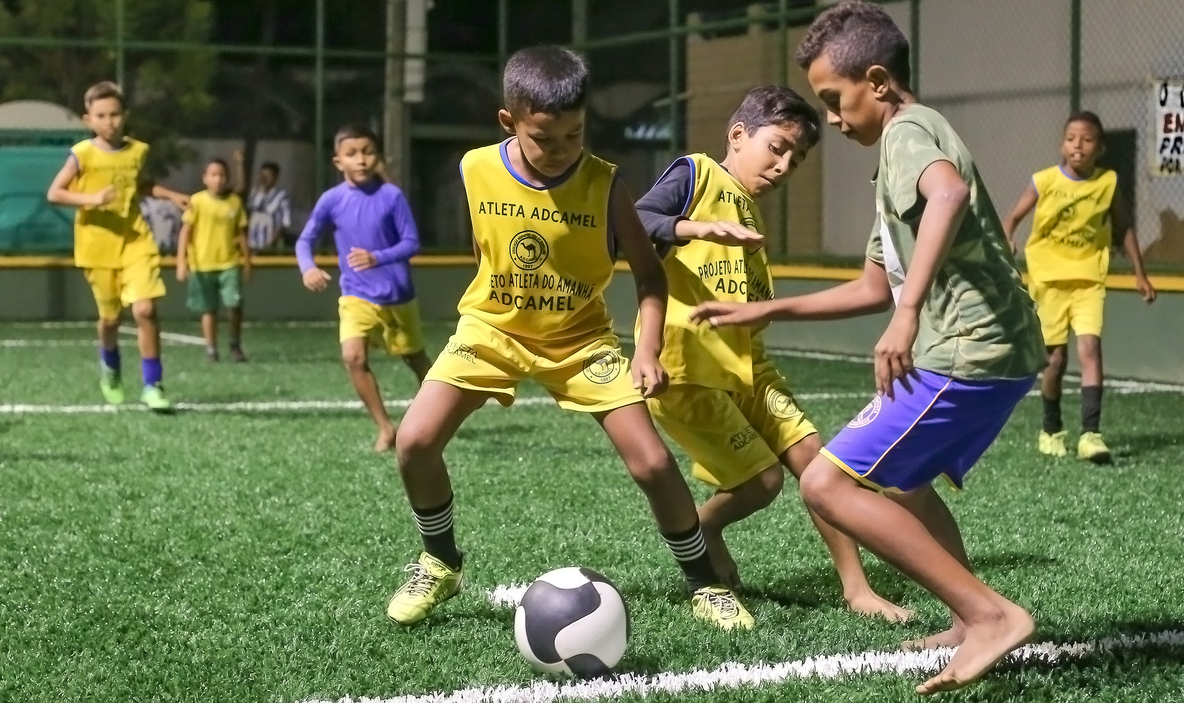 meninos jogando bola